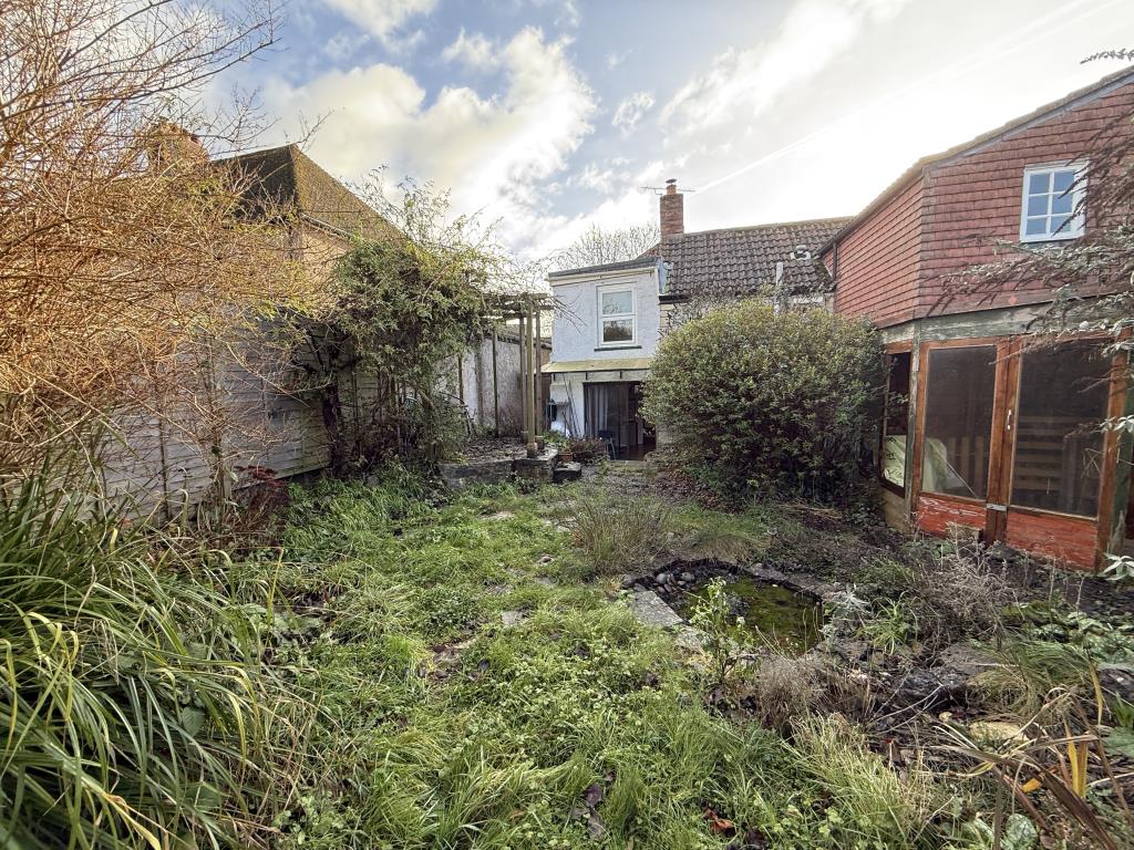 Lot: 125 - END-TERRACE TWO-BEDROOM HOUSE WITH REAR GARDEN FOR UPDATING - View of the front